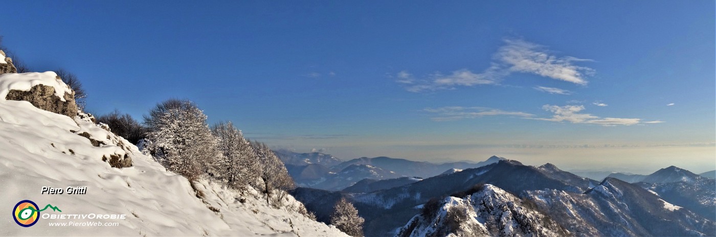 54 Panoramica alla croce di vetta del Suchello con vista ad est.jpg